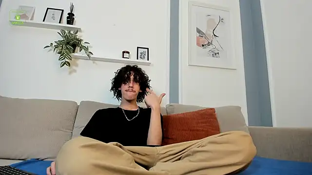 Dilan Wolfe online show from December 4, 5:21 pm