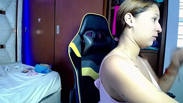 Couple wildd  online show from December 21, 8:27 pm