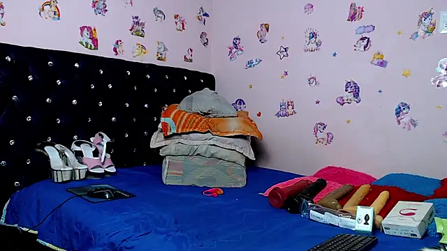 Snapshot of ShantalTsFox chatting on February 10, 2:15 am ShantalTsFox online show from February 10, 2:15 am