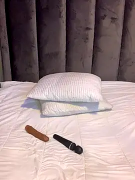 cuddlegiantbear online show from November 26, 4:13 am