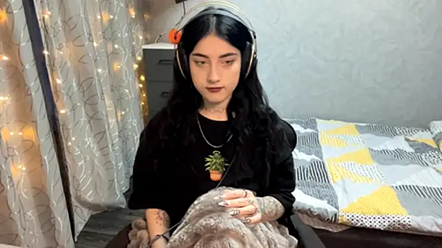 Snapshot of Meowluly chatting on December 3, 9:24 pm Meowluly online show from December 3, 9:24 pm