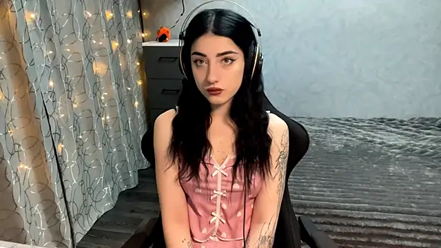 Snapshot of Meowluly chatting on December 4, 9:45 pm Meowluly online show from December 4, 9:45 pm