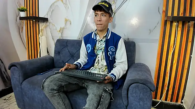 Alex LatinBoy18 online show from November 23, 9:36 pm