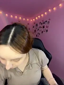 Snapshot of Davne_ chatting on February 1, 12:42 am Davne online show from February 1, 12:42 am