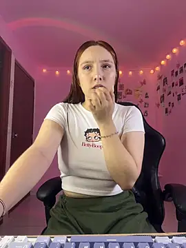 Snapshot of Davne_ chatting on February 19, 2:29 am Davne online show from February 19, 2:29 am