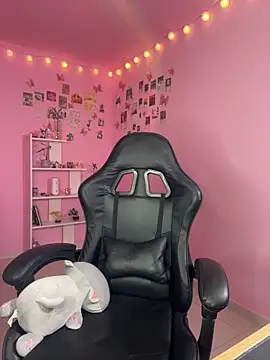 Davne  online show from April 5, 9:45 pm