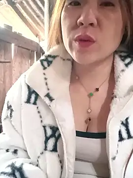 Snapshot of Lily-ross22 chatting on January 12, 5:01 am Lily-ross22 online show from January 12, 5:01 am