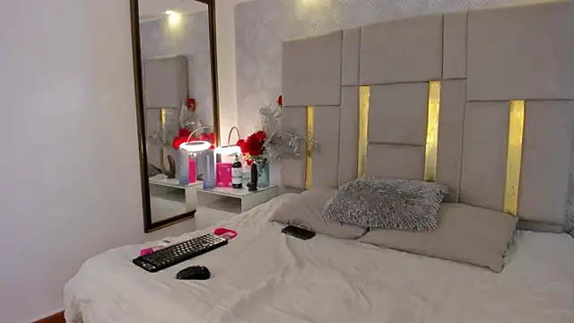 IsisBrown  online show from February 21, 7:59 pm