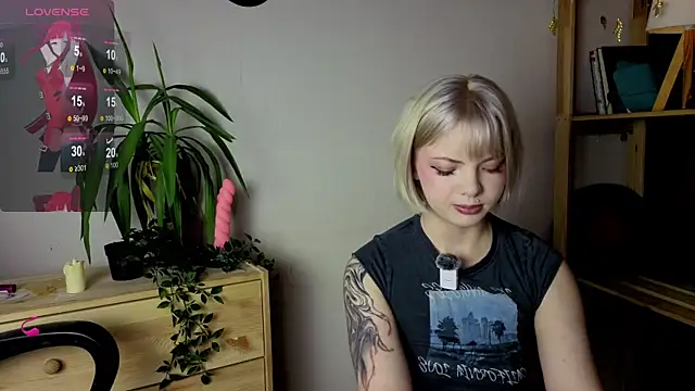 Snapshot of Me1inMonro chatting on November 28, 5:32 am Me1inMonro online show from November 28, 5:32 am