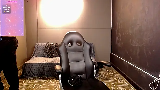 Snapshot of LiamVibes212 chatting on December 4, 4:00 am LiamVibes212 online show from December 4, 4:00 am