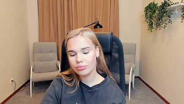 Snapshot of CorrineSchrodt chatting on November 29, 2:53 pm CorrineSchrodt online show from November 29, 2:53 pm