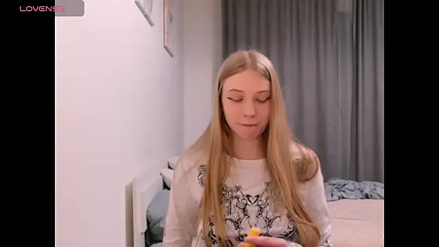  Milana Sparkl75  online show from December 3, 1:35 am