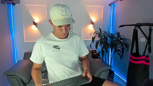 Paul 27  online show from November 30, 2:04 am