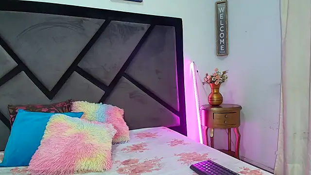 Snapshot of TashaNaughty4u chatting on December 5, 12:14 pm TashaNaughty4u online show from December 5, 12:14 pm