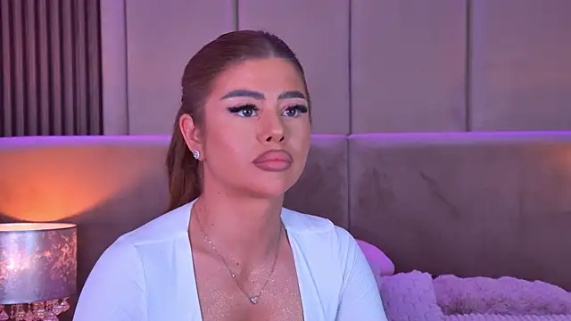 StephanieYves online show from April 14, 4:57 pm