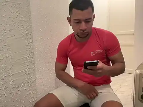 Snapshot of esleider12 chatting on December 17, 5:24 am esleider12 online show from December 17, 5:24 am