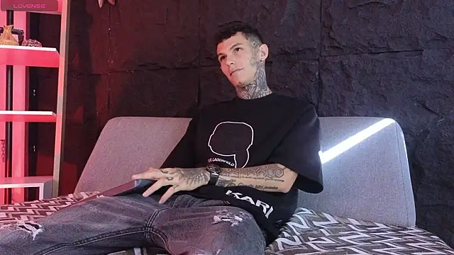 Snapshot of Paulo_527 chatting on February 14, 9:00 pm Paulo 527 online show from February 14, 9:00 pm