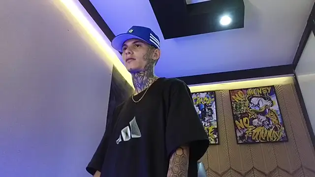 Snapshot of Paulo_527 chatting on February 17, 8:59 pm Paulo 527 online show from February 17, 8:59 pm