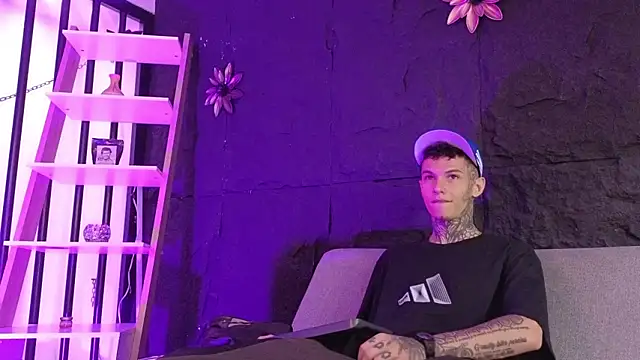 Snapshot of Paulo_527 chatting on February 20, 7:25 pm Paulo 527 online show from February 20, 7:25 pm