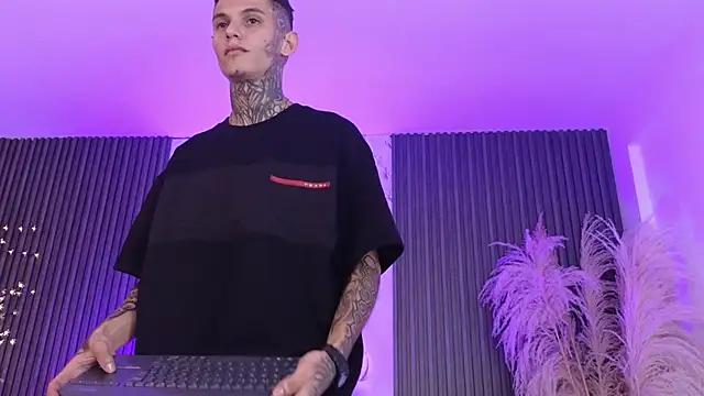 Snapshot of Paulo_527 chatting on February 22, 5:40 am Paulo 527 online show from February 22, 5:40 am