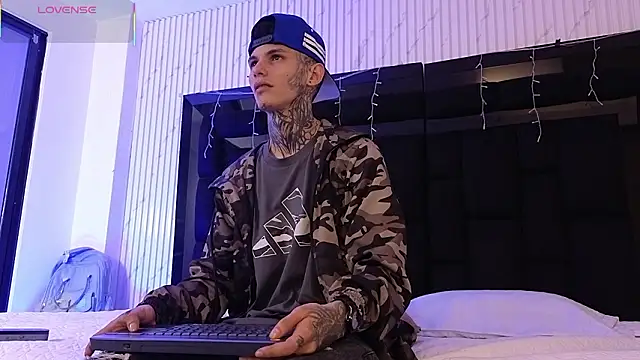 Snapshot of Paulo_527 chatting on February 25, 5:28 am Paulo 527 online show from February 25, 5:28 am