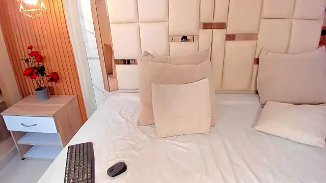 samantha quinnn online show from February 4, 4:40 am