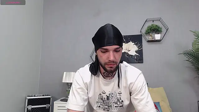 Snapshot of KaneHunter chatting on April 27, 8:07 pm KaneHunter online show from April 27, 8:07 pm
