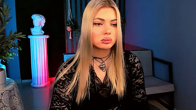 HyileyClark online show from February 10, 9:13 am