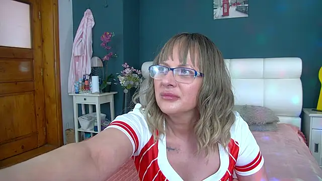 Snapshot of Cougar_Milff chatting on April 19, 2:16 pm Cougar Milff online show from April 19, 2:16 pm