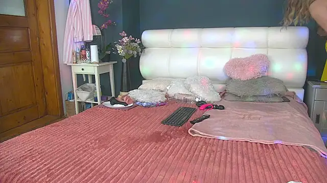 Snapshot of Cougar_Milff chatting on April 29, 2:10 pm Cougar Milff online show from April 29, 2:10 pm