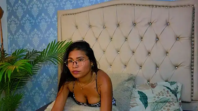 Miaa Collinss online show from December 1, 8:47 pm