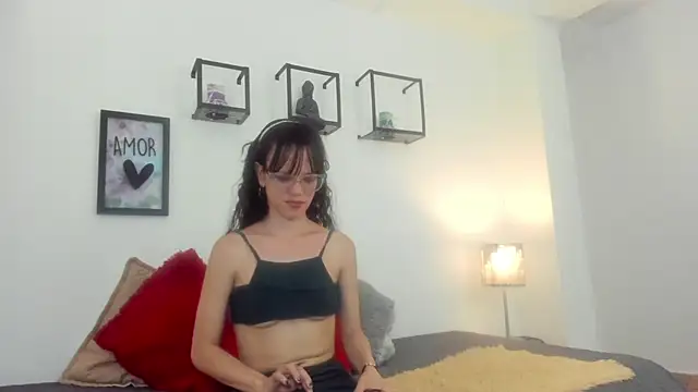 Snapshot of LindaWalker_ chatting on December 3, 7:01 pm LindaWalker online show from December 3, 7:01 pm