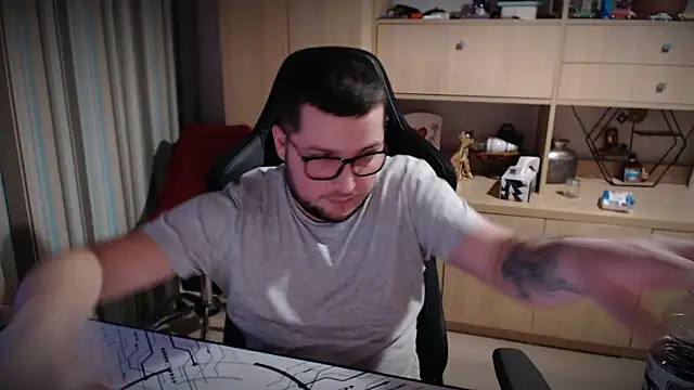 kevinnlovelly online show from December 22, 4:48 pm