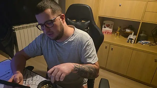 kevinnlovelly online show from February 3, 9:09 pm