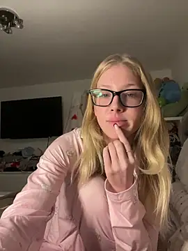 RosieLovexoxx online show from December 16, 5:07 pm