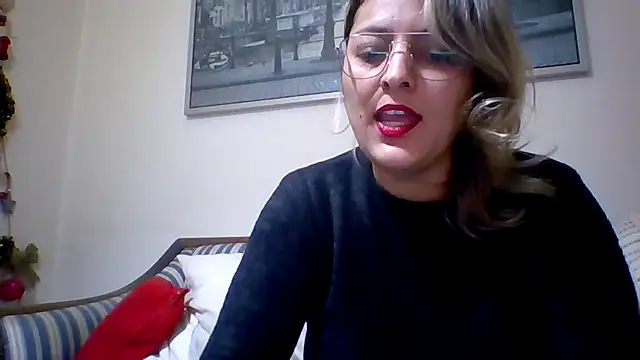 Snapshot of Danimiau chatting on December 22, 3:47 am Danimiau online show from December 22, 3:47 am