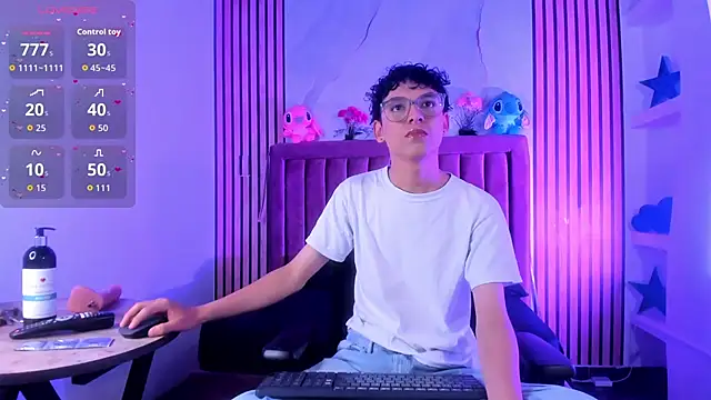 Snapshot of SthepanodiMonaco chatting on December 4, 7:22 pm SthepanodiMonaco online show from December 4, 7:22 pm