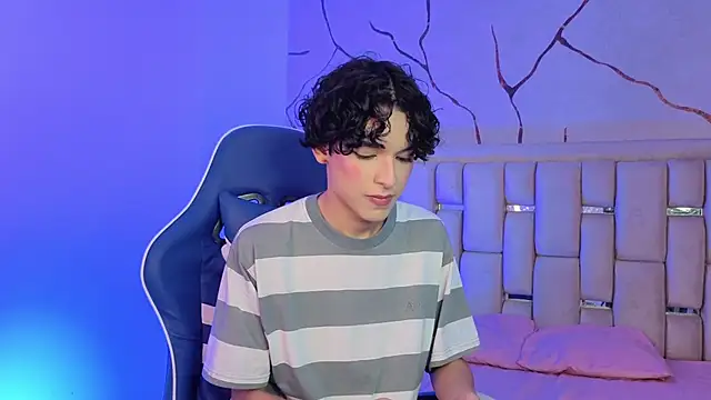 SthepanodiMonaco online show from April 7, 3:18 am