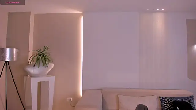 LisaFlowers  online show from December 18, 10:32 am