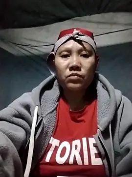 Snapshot of LeoPet2x chatting on December 19, 10:55 am LeoPet2x online show from December 19, 10:55 am