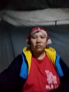 Snapshot of LeoPet2x chatting on December 19, 11:01 pm LeoPet2x online show from December 19, 11:01 pm