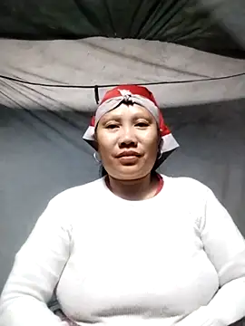 Snapshot of LeoPet2x chatting on December 23, 10:35 am LeoPet2x online show from December 23, 10:35 am