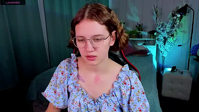 Mia Mooore online show from February 26, 1:32 pm