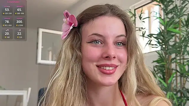 Snapshot of evy_miu chatting on July 4, 1:28 pm evy miu online show from July 4, 1:28 pm