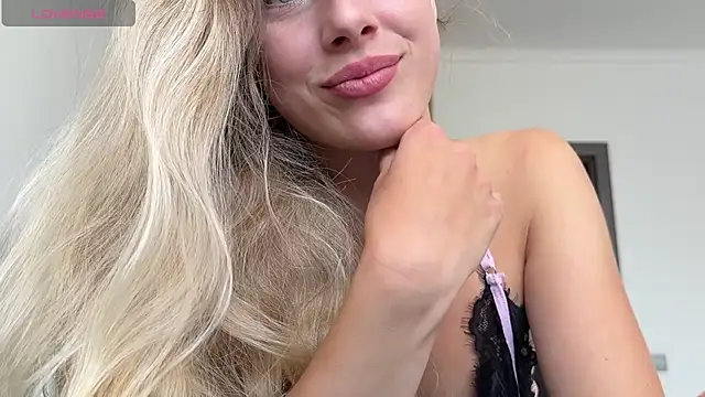 Snapshot of evy_miu chatting on August 2, 9:41 am evy miu online show from August 2, 9:41 am
