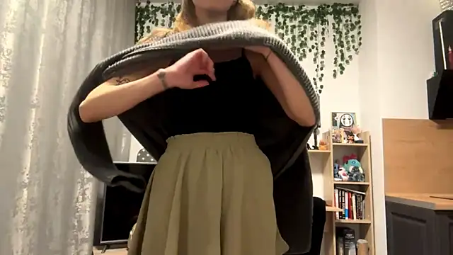 Snapshot of _VlalV_ chatting on December 1, 3:06 pm VlalV online show from December 1, 3:06 pm