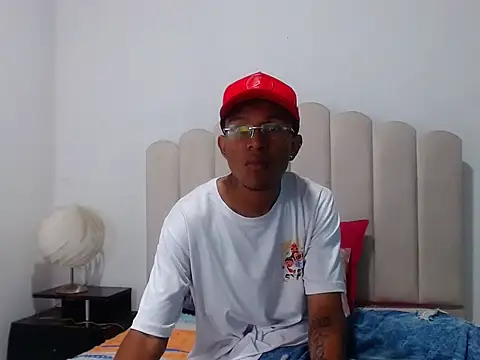 Snapshot of BobbyHot_4u chatting on December 1, 1:16 pm BobbyHot 4u online show from December 1, 1:16 pm