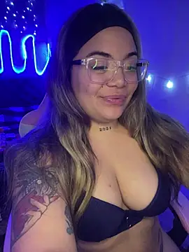 Lindalatina2001 online show from April 16, 2:23 am