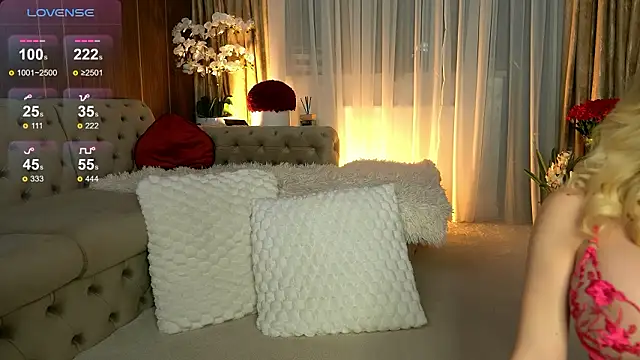 ChloeVelvetx online show from March 4, 9:32 pm