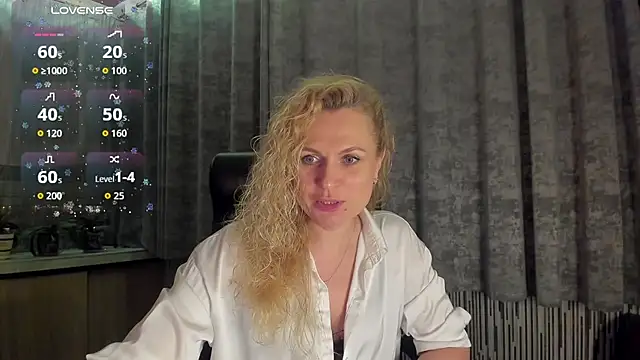 Snapshot of LanaLight_x chatting on April 20, 9:49 pm LanaLight x online show from April 20, 9:49 pm